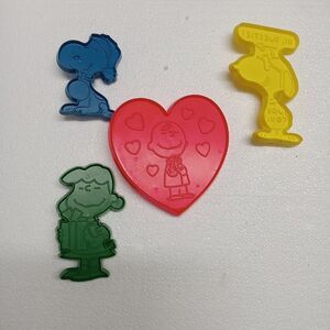 Vintage LOT OF 4 SNOOPY COOKIE CUTTERS Peanuts Plastic  lot 3